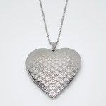 COLLAR RELICARIO CORAZÓN ESCAMAS GRANDES PEONIA