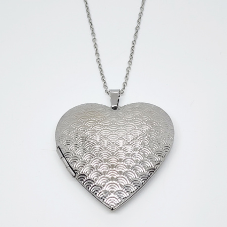 COLLAR RELICARIO CORAZÓN ESCAMAS GRANDES PEONIA
