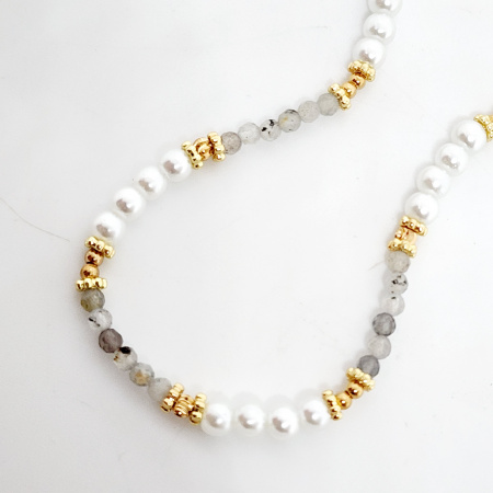 COLLAR CON CUENTAS GRIS Y BLANCO CALA