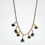 COLLAR DIJE GOTAS COLOR VERDE CON BRILLOS CRISANTEMO